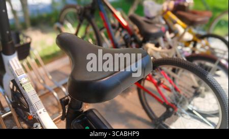 Nahaufnahme eines Fahrradsattels mit Lederstruktur und -Design Stockfoto