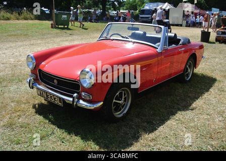 Ein 1972-MG-Midget parkte auf der 50. Historic Vehicle Gathering in Powderham, Devon, England, Großbritannien. Stockfoto