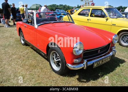 Ein 1972-MG-Midget parkte auf der 50. Historic Vehicle Gathering in Powderham, Devon, England, Großbritannien. Stockfoto