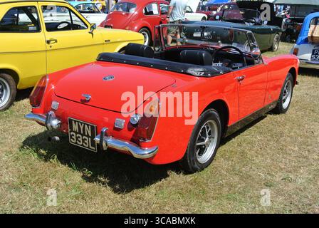 Ein 1972-MG-Midget parkte auf der 50. Historic Vehicle Gathering in Powderham, Devon, England, Großbritannien. Stockfoto