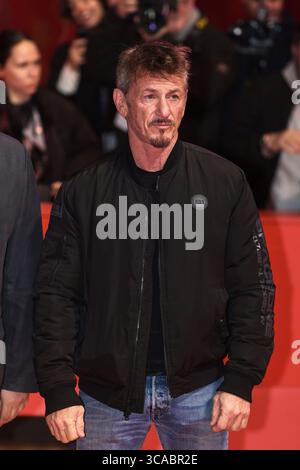 17. Februar 2023, Berlin, Deutschland: SEAN PENN kommt zur Premiere „Someday We will Tell Other Everything“ während des 73. Berlinale Film Festivals vor dem Berlinale Palast. (Foto: © Marina Takimoto/ZUMA Press Wire) Stockfoto