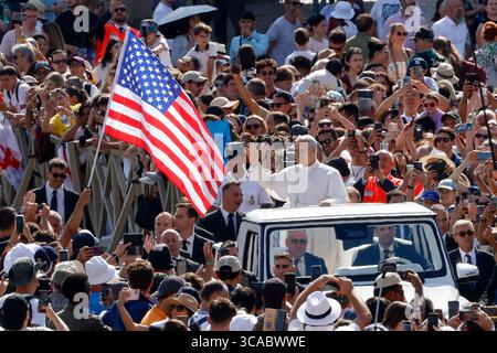 Vatikanstadt, Vatikanstadt. August 2025. Vatikan, 6. August 2025. Papst Leo XIV. Winkt den Gläubigen zu, als er zu seiner wöchentlichen Generalaudienz auf dem St.-PeterÕs-Platz eintrifft. Quelle: Riccardo De Luca - Update Images/Alamy Live News Stockfoto