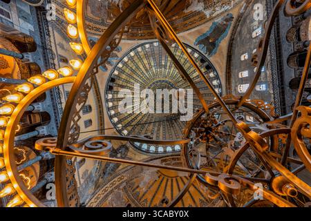 Blick nach oben auf den Kronleuchter und die zentrale Kuppel – Hagia Sophia, Istanbul, Türkei Stockfoto