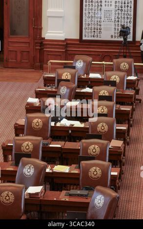 Austin, Tx, USA. Mai 2003. Die leeren Stühle der Mitglieder des Texas Democratic House in der Kammer am 13. Mai 2003 nach einem Wahlgang der Demokraten über die Redistriction. (Kreditbild: © Bob Daemmrich/ZUMA Press Wire) NUR REDAKTIONELLE VERWENDUNG! Nicht für kommerzielle ZWECKE! Stockfoto