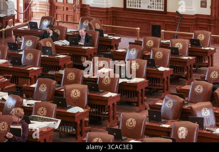 Austin, Tx, USA. Mai 2003. Die leeren Stühle der Mitglieder des Texas Democratic House in der Kammer am 13. Mai 2003 nach einem Wahlgang der Demokraten über die Redistriction. (Kreditbild: © Bob Daemmrich/ZUMA Press Wire) NUR REDAKTIONELLE VERWENDUNG! Nicht für kommerzielle ZWECKE! Stockfoto