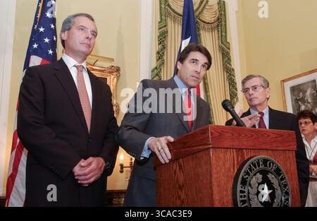 Austin, Tx, USA. Mai 2003. Texas-Führer, darunter Leutnant Gouverneur DAVID DEWHURST, l, Gouverneur RICK PERRY, c, und House Speaker TOM CRADDICK, r, sprechen am 14. Mai 2003 mit Reportern in der Governor's Mansion, nachdem ein demokratischer Wahlgang im Texas House drohte, während der Sitzung 2003 ein Redistrictionsgesetz zu entgleisen. (Kreditbild: © Bob Daemmrich/ZUMA Press Wire) NUR REDAKTIONELLE VERWENDUNG! Nicht für kommerzielle ZWECKE! Stockfoto