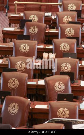 Austin, Tx, USA. Mai 2003. Die leeren Stühle der Mitglieder des Texas Democratic House in der Kammer am 13. Mai 2003 nach einem Wahlgang der Demokraten über die Redistriction. (Kreditbild: © Bob Daemmrich/ZUMA Press Wire) NUR REDAKTIONELLE VERWENDUNG! Nicht für kommerzielle ZWECKE! Stockfoto