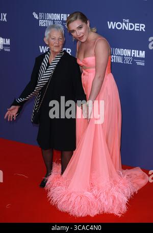 7. Oktober 2022, London, Vereinigtes Königreich: Florence Pugh und ihre Großmutter nehmen an der britischen Premiere von The Wonder während des 66. BFI London Film Festivals in der Royal Festival Hall in London Teil. (Credit Image: © Fred Duval/SOPA Images via ZUMA Press Wire) Stockfoto