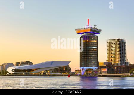 Amsterdam, Niederlande - Mai 2018: EYE Film Institute Netherlands und DAM Toren Tower während des atemberaubenden Sonnenuntergangs am Abend in Amsterdam, Nord Hollan Stockfoto