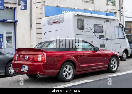 Nancy, Frankreich - Blick auf ein burgunderrotes Ford Mustang GT Cabriolet, das auf einer Straße fährt. Stockfoto