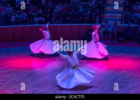 17. Dezember 2022, Istanbul, Türkei: Wirbelnde Derwische treten während der Zeremonie „Seb-i Arus“ zum 749. Todestag von Mevlana in Konya auf. Mevlana Celaleddin-i Rumi ist ein mystischer Dichter der Sufi, der im 13. Jahrhundert lebte. Seb-i Arus ist die Nacht, in der Mevlana Celaleddin Rumi im Sufismus starb. Mevlanas Tod wird im Sufismus als seine Wiedervereinigung mit Gott betrachtet. (Bild: © Tolga Uluturk/ZUMA Press Wire) Stockfoto