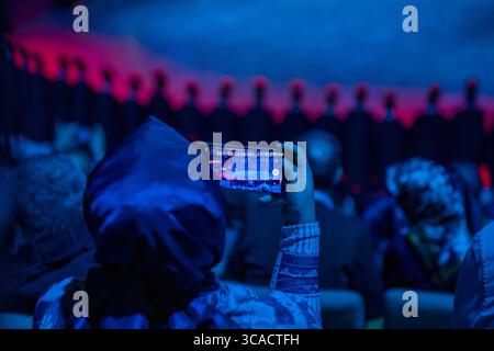 17. Dezember 2022, Istanbul, Türkei: Eine Frau nimmt während der sema-Zeremonie zum 749. Todestag von Mevlana in Konya, Türkei, ein Video mit ihrem Handy auf. (Bild: © Tolga Uluturk/ZUMA Press Wire) Stockfoto