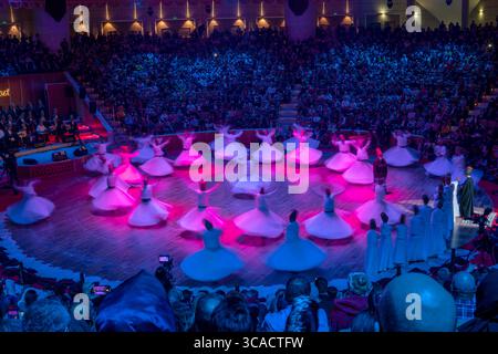 17. Dezember 2022, Istanbul, Türkei: Wirbelnde Derwische treten während der Zeremonie „Seb-i Arus“ zum 749. Todestag von Mevlana in Konya auf. Mevlana Celaleddin-i Rumi ist ein mystischer Dichter der Sufi, der im 13. Jahrhundert lebte. Seb-i Arus ist die Nacht, in der Mevlana Celaleddin Rumi im Sufismus starb. Mevlanas Tod wird im Sufismus als seine Wiedervereinigung mit Gott betrachtet. (Bild: © Tolga Uluturk/ZUMA Press Wire) Stockfoto