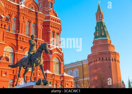 MOSKAU, RUSSLAND - MÄRZ 2018: Bronzestatue des sowjetischen Marschalls Georgij Schukow in der Nähe des Gebäudes des Historischen Museums auf dem Roten Platz in Moskau, Russ Stockfoto