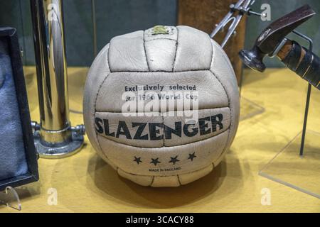 Exklusiv ausgewählte Slazenger Challenge 4-Sterne-Fußball 1966, die in England hergestellt wurde Stockfoto