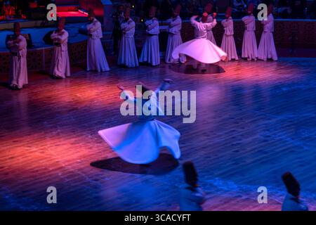 17. Dezember 2022, Istanbul, Türkei: Wirbelnde Derwische treten während der Zeremonie „Seb-i Arus“ zum 749. Todestag von Mevlana in Konya auf. Mevlana Celaleddin-i Rumi ist ein mystischer Dichter der Sufi, der im 13. Jahrhundert lebte. Seb-i Arus ist die Nacht, in der Mevlana Celaleddin Rumi im Sufismus starb. Mevlanas Tod wird im Sufismus als seine Wiedervereinigung mit Gott betrachtet. (Bild: © Tolga Uluturk/ZUMA Press Wire) Stockfoto
