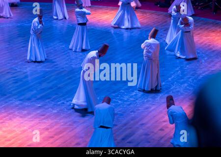 17. Dezember 2022, Istanbul, Türkei: Wirbelnde Derwische treten während der Zeremonie „Seb-i Arus“ zum 749. Todestag von Mevlana in Konya auf. Mevlana Celaleddin-i Rumi ist ein mystischer Dichter der Sufi, der im 13. Jahrhundert lebte. Seb-i Arus ist die Nacht, in der Mevlana Celaleddin Rumi im Sufismus starb. Mevlanas Tod wird im Sufismus als seine Wiedervereinigung mit Gott betrachtet. (Bild: © Tolga Uluturk/ZUMA Press Wire) Stockfoto