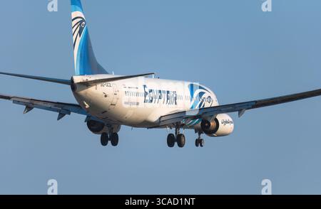Larnaka, Zypern – 29. Juni 2024: Die Boeing 737 der ÄgyptAir landet gegen den klaren blauen Himmel Stockfoto