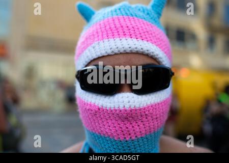 7. Juli 2023, Bogota, Cundinamarca, Kolumbien: Ein Demonstrant trägt während der jährlichen „Yo Marcho Trans“-Pride-Parade in Bogota, Kolumbien, am 7. Juli 2023 eine Gesichtsmaske mit den Farben der „Trans“-Flagge. (Kreditbild: © Chepa Beltran/Vwpics/VW Pics via ZUMA Press Wire) Stockfoto
