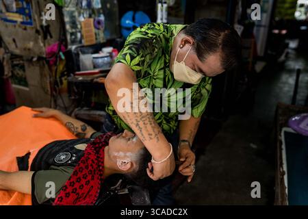 17. Juli 2023, Bangkok, Thailand: Jemand bekommt einen Haarschnitt auf einem Markt in Bangkok. Daily Life in Bangkok, Thailand am 17. Juli 2023. (Kreditbild: © Matt Hunt/ZUMA Press Wire) Stockfoto
