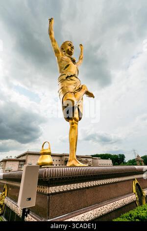 Robbinsville, NJ - USA - 2. August 2025 die 49 Meter hohe Bronzestatue von Neelkanth Varni, der Teenager-Yogi-Form des Swaminarayan, steht auf einem Bein in einer Medita Stockfoto