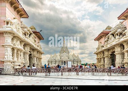 Robbinsville, NJ - USA - 2. August 2025 Besucher treffen sich im Swaminarayan Akshardham in Robbinsville, NJ, wo aufwändige Schnitzereien und hoch aufragende Türme entstehen Stockfoto