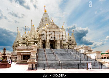 Robbinsville, NJ - USA - 2. August 2025 Swaminarayan Akshardham in Robbinsville, NJ, steht majestätisch mit seinen weißen Steinkuppeln, komplizierten Schnitzereien und g Stockfoto