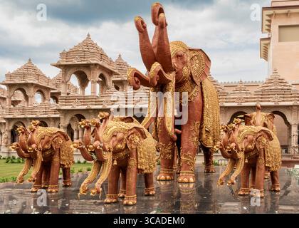 Robbinsville, NJ - USA - 2. August 2025 große Elefantenstatuen mit Gold vor dem beeindruckenden Akshardham Mahamandir, einem Hindutempel mit Int. Stockfoto