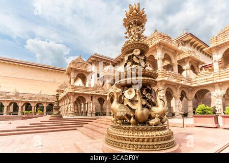 Robbinsville, NJ - USA - 2. August 2025 atemberaubende Architektur eines BAPS Swaminarayan Akshardham Tempels mit komplizierten Schnitzereien, kunstvollen Säulen und Stockfoto