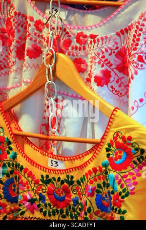 Los Angeles, CA, USA 19. Februar 2007 traditionelle mexikanische Kleidung wird an einem Verkaufsstand im El Pueblo Market in Los Angeles verkauft Stockfoto
