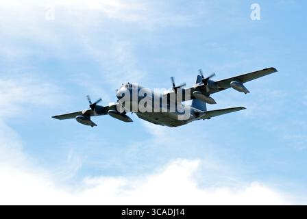 Ein C-130 Hercules Militärflugzeug fliegt durch den Himmel über Wantagh New York Stockfoto