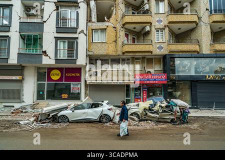 19. Februar 2023, Iskenderun, Hatay, Türkei: Autos und Gebäude in Iskenderun wurden durch das massive Erdbeben der Stärke 7,8 in der Südtürkei zerstört. (Foto: © Celestino Arce Lavin/ZUMA Press Wire) Stockfoto