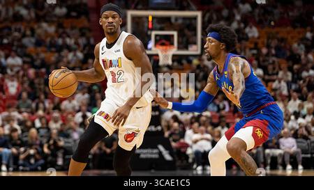 31. Mai 2023: Miami Heat-Stürmer Jimmy Butler (22) dribbelt, während Denver Nuggets Guard Kentavious Caldwell-Pope (5) während des ersten Viertels eines NBA-Spiels im Kaseya Center am Montag, den 13. Februar 2023 in Miami verteidigt. (Foto: © Matias J. Ocner/Miami Herald via ZUMA Press Wire) Stockfoto