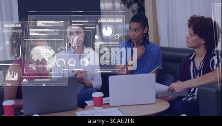 Analyse von Datenteams, die in der Bürolounge um den Tisch sitzen, mit Laptops und Dashboard-Overlay Stockfoto