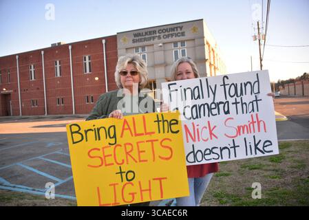 Februar 2023, Jasper, Alabama, USA: TOBBIE STOVER, links und AMBER SITTON protestieren vor dem Walker County Gefängnis. Die beiden protestierten gegen den Tod von Anthony „Tony“ Mitchell und anderen, die während der Haft des Sheriff's Office von Walker County am 26. Januar 2023 starben. Eine Bundesstrafanzeige von Mitchells Familie beschuldigt den Sheriff Nick Smith und andere Mitarbeiter der WCSO, Mitchell zu erfrieren und dann zu versuchen, den Tod zu vertuschen. (Bild: © Michael E. Palmer/ZUMA Press Wire) Stockfoto