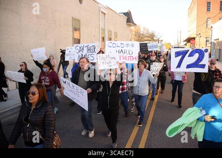 18. Februar 2023, Jasper, Alabama, USA: Demonstranten marschieren nach einer Kundgebung in das Walker County Gefängnis in Jasper, um gegen den Tod von Anthony 'Tony' Mitchell zu protestieren, der am 26. Januar 2023 starb, während er sich in der Haft des Sheriff's Office des Walker County befand. Eine Bundesstrafanzeige von Mitchells Familie beschuldigt den Sheriff Nick Smith und andere Mitarbeiter der WCSO, Mitchell zu erfrieren und dann zu versuchen, den Tod zu vertuschen. (Bild: © Michael E. Palmer/ZUMA Press Wire) Stockfoto