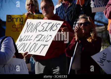 18. Februar 2023, Jasper, Alabama, USA: Demonstranten versammelten sich vor dem Walker County Courthouse in Alabama. Die Kundgebung fand statt, um gegen den Tod von Anthony „Tony“ Mitchell zu protestieren, der am 26. Januar 2023 in Gewahrsam des Sheriff's Office von Walker County starb. Eine Bundesstrafanzeige von Mitchells Familie beschuldigt den Sheriff Nick Smith und andere Mitarbeiter der WCSO, Mitchell zu erfrieren und dann zu versuchen, den Tod zu vertuschen. (Bild: © Michael E. Palmer/ZUMA Press Wire) Stockfoto