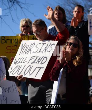 18. Februar 2023, Jasper, Alabama, USA: Demonstranten versammelten sich vor dem Walker County Courthouse in Alabama. Die Kundgebung fand statt, um gegen den Tod von Anthony „Tony“ Mitchell zu protestieren, der am 26. Januar 2023 in Gewahrsam des Sheriff's Office von Walker County starb. Eine Bundesstrafanzeige von Mitchells Familie beschuldigt den Sheriff Nick Smith und andere Mitarbeiter der WCSO, Mitchell zu erfrieren und dann zu versuchen, den Tod zu vertuschen. Stockfoto
