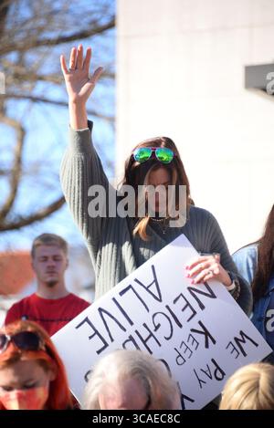 18. Februar 2023, Jasper, Alabama, USA: Eine Protestlerin hält ihre Hand hoch, während sie während einer Kundgebung auf den Stufen des Walker County Courthouse betet. Die Kundgebung fand statt, um gegen den Tod von Anthony „Tony“ Mitchell zu protestieren, der am 26. Januar 2023 in Gewahrsam des Sheriff's Office von Walker County starb. Eine Bundesstrafanzeige von Mitchells Familie beschuldigt den Sheriff Nick Smith und andere Mitarbeiter der WCSO, Mitchell zu erfrieren und dann zu versuchen, den Tod zu vertuschen. Stockfoto