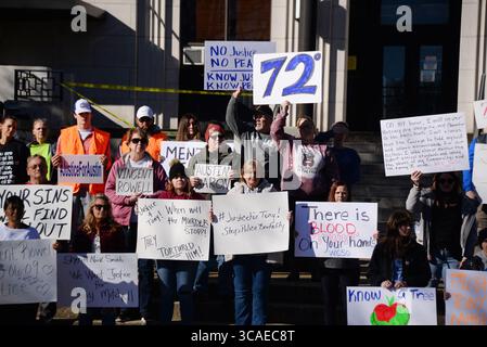 18. Februar 2023, Jasper, Alabama, USA: Demonstranten halten Schilder während einer Kundgebung vor dem Walker County Courthouse. Die Kundgebung wurde organisiert, um gegen den Tod von Anthony „Tony“ Mitchell zu protestieren, der am 26. Januar 2023 in Gewahrsam des Sheriff's Office von Walker County starb. Eine Bundesstrafanzeige von Mitchells Familie beschuldigt den Sheriff Nick Smith und andere Mitarbeiter der WCSO, Mitchell zu erfrieren und dann zu versuchen, den Tod zu vertuschen. (Bild: © Michael E. Palmer/ZUMA Press Wire) Stockfoto