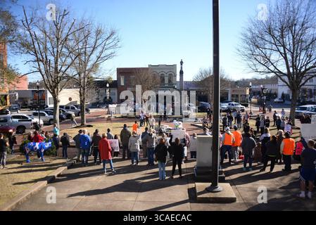 18. Februar 2023, Jasper, Alabama, USA: Demonstranten versammelten sich vor dem Walker County Courthouse in Alabama. Die Kundgebung fand statt, um gegen den Tod von Anthony „Tony“ Mitchell zu protestieren, der am 26. Januar 2023 in Gewahrsam des Sheriff's Office von Walker County starb. Eine Bundesstrafanzeige von Mitchells Familie beschuldigt den Sheriff Nick Smith und andere Mitarbeiter der WCSO, Mitchell zu erfrieren und dann zu versuchen, den Tod zu vertuschen. (Bild: © Michael E. Palmer/ZUMA Press Wire) Stockfoto