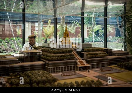 18. Juli 2023, Bangkok, Thailand: Ein Modell des Parlamentsgebäudes wird am 18. Juli 2023 im parlament gesehen. Menschen kommen zusammen, um vor dem thailändischen Parlament, auch bekannt als Nationalversammlung von Thailand, zu demonstrieren, um Wan Muhamad Noor Matha, den Sprecher des Repräsentantenhauses, und die 250 vom Militär ernannten Senatoren zu fordern, zu hören, wen sie in der Zweikammerwahl am 19. Juli 2023 zum nächsten Premierminister gewählt werden wollen. (Kreditbild: © Matt Hunt/ZUMA Press Wire) Stockfoto