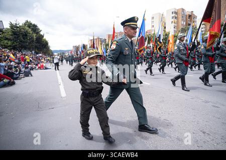 20. Juli 2023, Bogota, Cundinamarca, Kolumbien: Ein kolumbianischer Major nimmt einen Jungen, der als kolumbianischer Polizist gekleidet ist, zur Hand, um während der Militärparade für die 213 Jahre der Unabhängigkeit Kolumbiens am 20. Juli 2023 in Bogota ein Foto zu machen. (Foto: © Wendy P. Romero/LongVisual via ZUMA Press Wire) Stockfoto