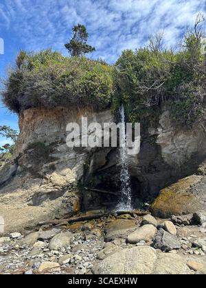 Ein Wasserfall am Otter Crest Beach in Depoe Bay, Oregon. Stockfoto