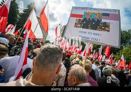 Ein Unterstützer von Präsident Karol Nawrocki hält ein Plakat, das die Freundschaft zwischen Präsident Karol Nawrocki und Präsident Donald Trump zeigt. Am 6. August versammelten sich Anhänger rechter Parteien im polnischen Parlament und anschließend im Königsschloss, um der Amtseinführung des nationalkonservativen Präsidenten Karol Nawrocki beizuwohnen, der Andrzej Duda übernimmt. Im Parlament hörten die versammelten Leute dem neuen Präsidenten zu, der aus der Kammer sprach, marschierten dann zum Burgplatz, wo sie eine Heilige Messe live aus der nahegelegenen Kathedrale von Arch beobachteten. Stockfoto