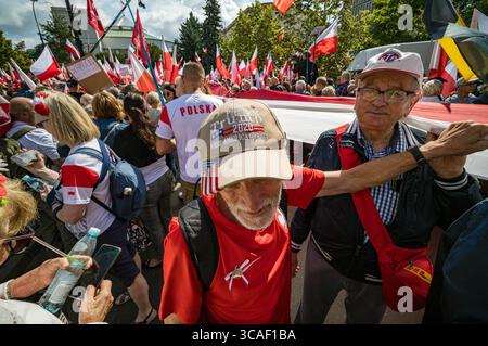 Ein polnischer Unterstützer von Präsident Karol Nawrocki sah, wie er einen Wahlkampfhut von Präsident Donald Trump trug. Am 6. August versammelten sich Anhänger rechter Parteien im polnischen Parlament und anschließend im Königsschloss, um der Amtseinführung des nationalkonservativen Präsidenten Karol Nawrocki beizuwohnen, der Andrzej Duda übernimmt. Im Parlament hörten die versammelten Leute dem neuen Präsidenten zu, der aus der Kammer sprach, marschierten dann zum Burgplatz, wo sie eine Heilige Messe live aus der nahegelegenen Kathedrale von Arch beobachteten. Stockfoto