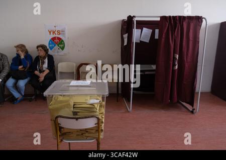 14. Mai 2023, Istanbul, Türkei: Türkische Bürger geben ihre Stimme als ihre Stimme an einem Wahllokal ab, da das Land gleichzeitig Parlaments- und Präsidentschaftswahlen abhält. (Foto: © Siamak Ebrahimi/ZUMA Press Wire) Stockfoto