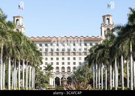 NEW YORK, New YORK – 27. OKTOBER: Die Schauspielerin Sofia Vergara und ihr fiancÅ½ Nick Loeb gingen in New York City auf die Wohnungssuche. Die Ã’moderne FamilyÃ“ Schönheit sah lässig schick aus in schwarzen Leggings, kniehohen grauen Stiefeln und einem marineblauen Pfau, während sie und ihr Beau mit einem Makler fröhlich durch die Viertel West Village und Midtown schlenderten. Die Suche nach neuen Wohnungen kommt nur wenige Tage nachdem persönliche Fotos von Sofia von LoebÃs Blackberry gehackt wurden. Laut einem Bericht der New York Post sind die gestohlenen Fotos jetzt zum Verkauf durch eine anonyme Person aus Delray Beach, Florida. Ein oC Stockfoto