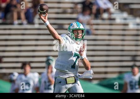 28. Oktober 2023: Tulane Green Wave Quarterback Michael Pratt (7) wirft einen Pass während des NCAA-Fußballspiels zwischen den Tulane Green Wave und den Rice Owls im Rice Stadium in Houston, Texas. Tulane besiegte Rice mit 30:28. Prentice C. James/CSM (Foto: © Prentice C. James/CSM via ZUMA Press Wire) Stockfoto