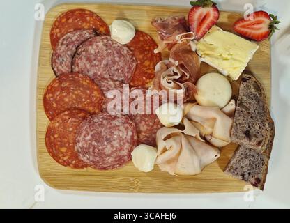 Entdecken Sie eine Platte mit Schinken, Schinken, Käse, Stockfoto